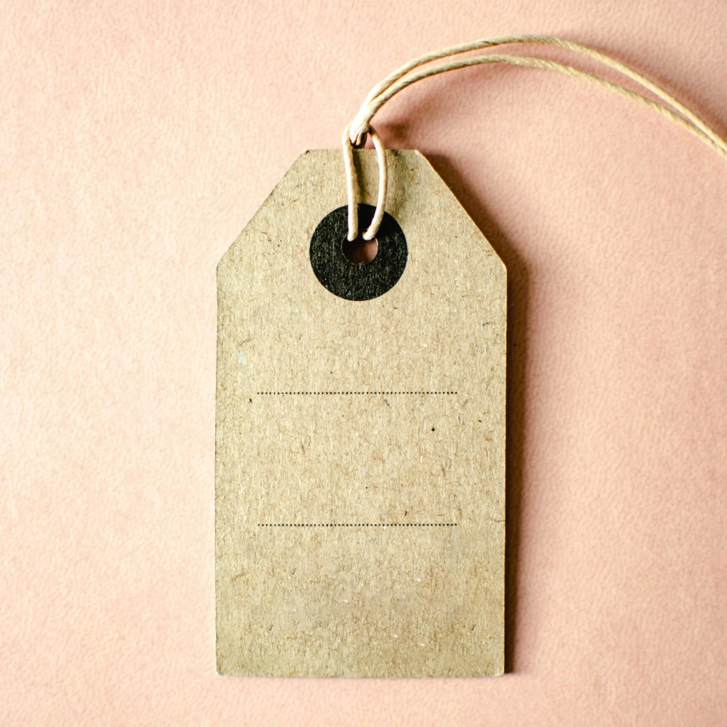 Imagem de uma etiqueta de preço sobre um fundo rosa ilustrando o texto Como a Halo Inteligência em Gestão pode ajudar a sua empresa na área de Gestão Financeira e Estratégia de Precificação​