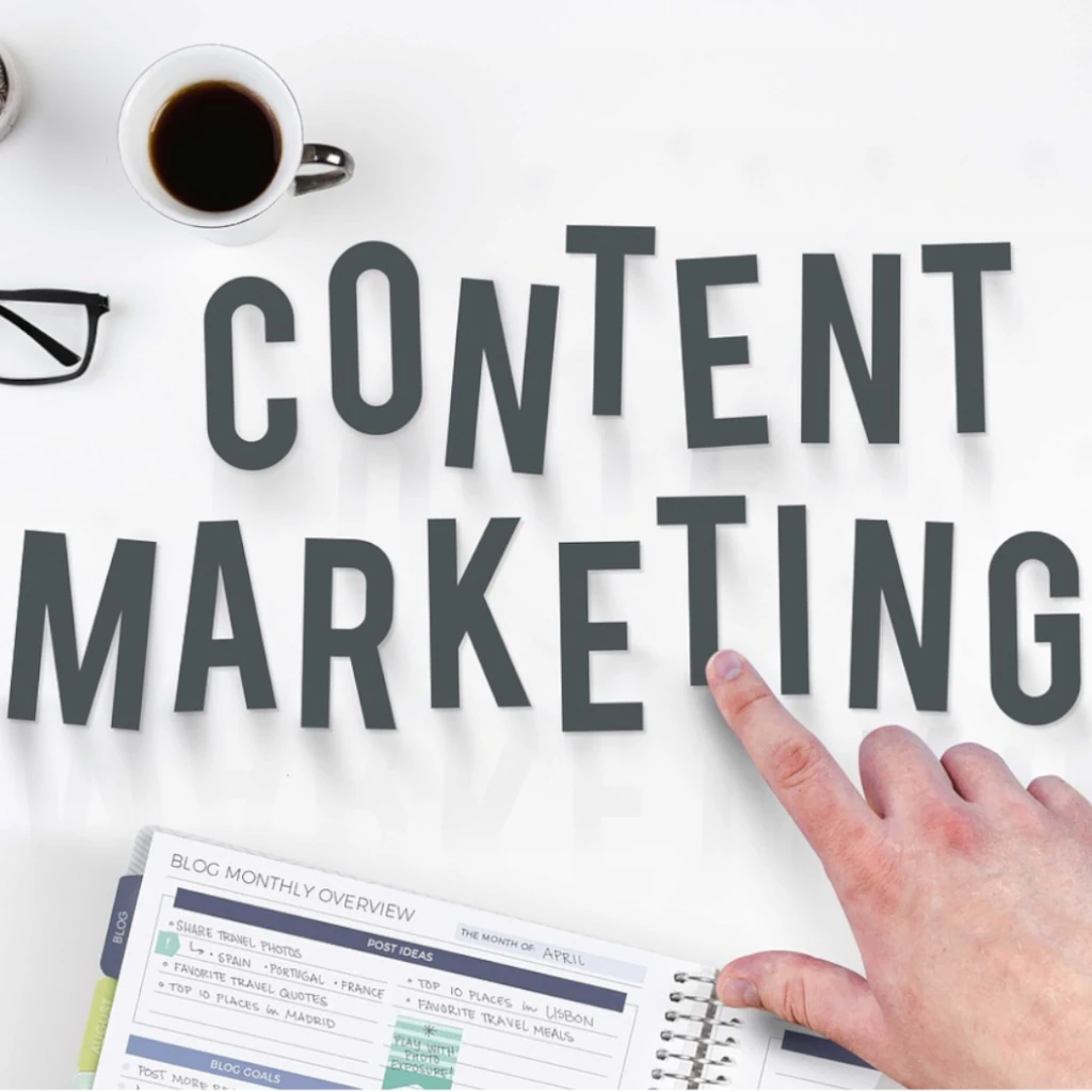 Marketing de conteúdo Halo Inteligência em Gestão Uma mesa com uma xícara de café e um relatório na parte de baixo, contendo ainda uma mão apontando para as palavras Content Marketing ilustrando o texto Marketing de conteúdo Halo Inteligência em Gestão