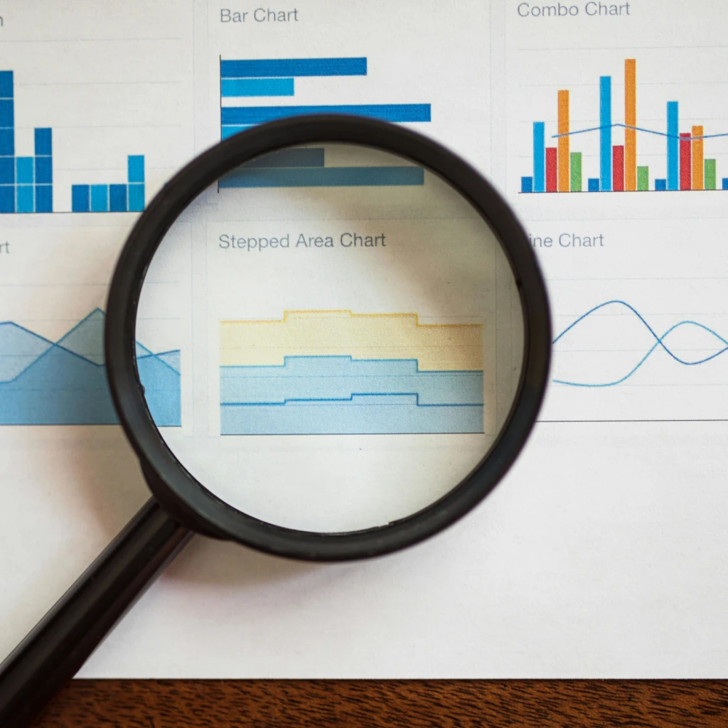 O que é Gestão Financeira e Estratégia de Precificação Halo Inteligência em Gestão Uma lupa sobre diversos tipos de gráficos ilustrando o texto O que é Gestão Financeira e Estratégia de Precificação