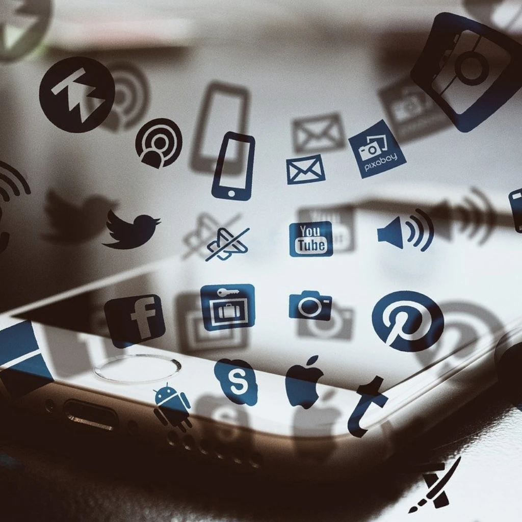 Serviços de Marketing de conteúdo Halo Inteligência em Gestão Imagem de um celular com ícones de aplicativos sendo projetados para fora da tela ilustrando o texto Marketing de Conteúdo