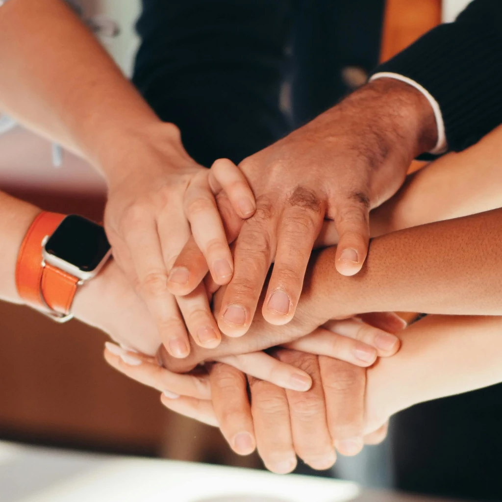 Imagem de várias mãos se cumprimentam ilustrando o texto Recursos Humanos Halo Inteligência em Gestão​
